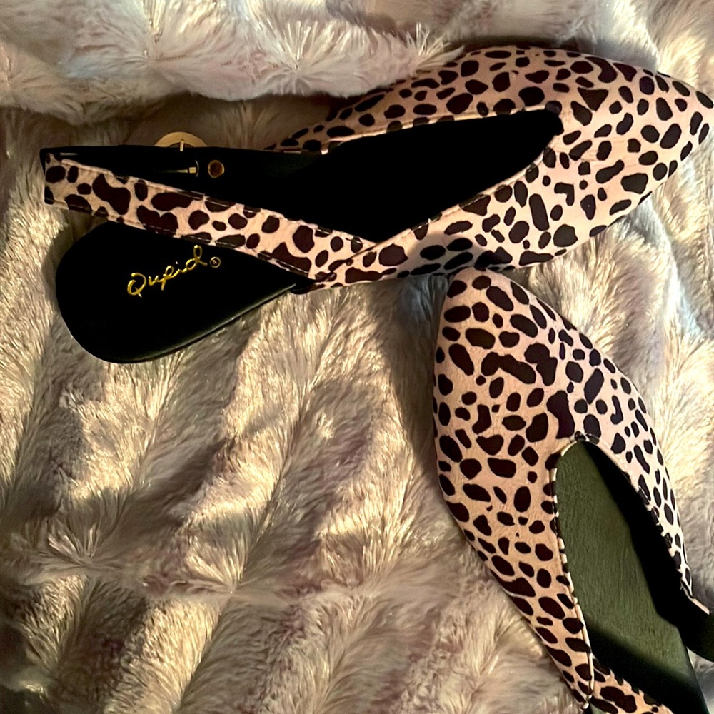These are NWT they have adjustable strap around your ankle.